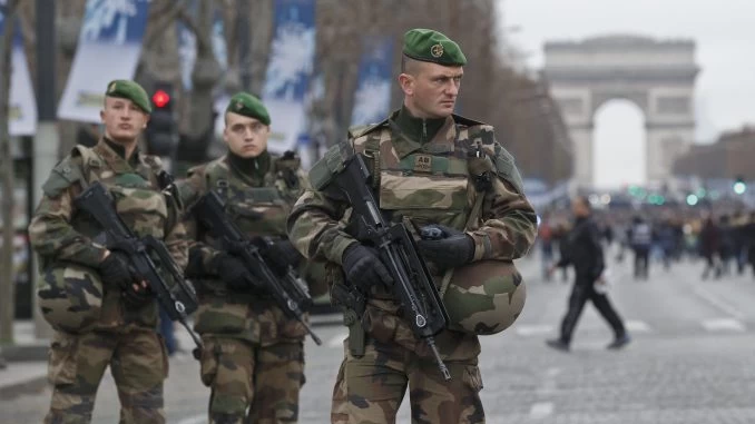 Νέο μανιφέστο Γάλλων εν ενεργεία στρατιωτικών προς Μακρόν: Καλούν σε «Σταυροφορία» κατά του ισλαμισμού για την «επιβίωση της Γαλλίας»